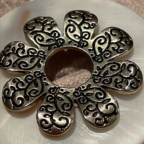 White and Silver Scroll Mother of Pearl Flower Necklace 18-20” - Picture 6 of 7